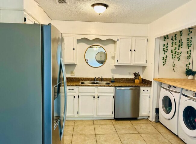 Building Photo - 7812 Oak Forest Dr