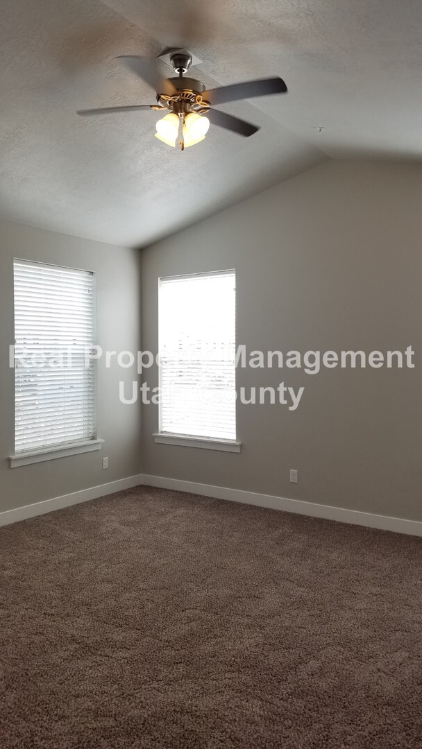 Building Photo - Lease ends March 31, 2025 with option to r...