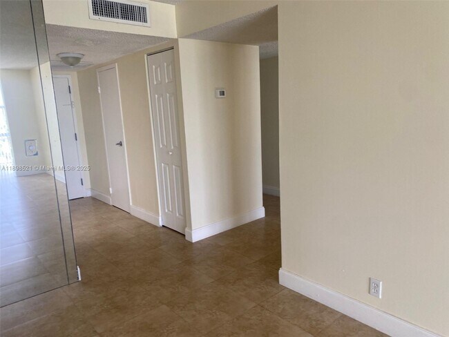 Building Photo - 1000 Parkview Dr