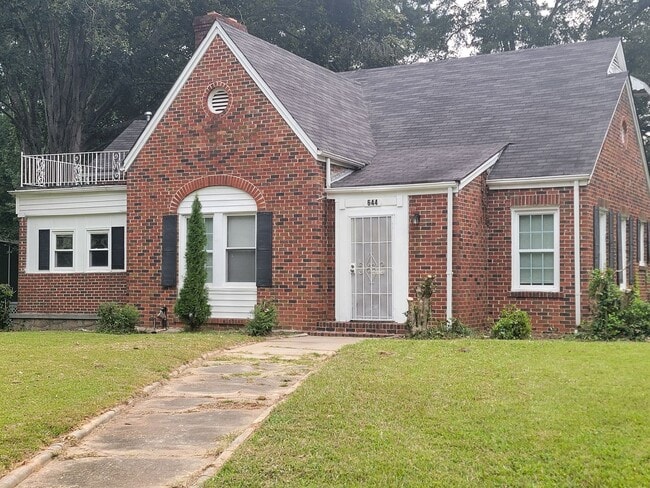 Building Photo - No Luxury Bells and Whistles But a Nice Clean Historic Home