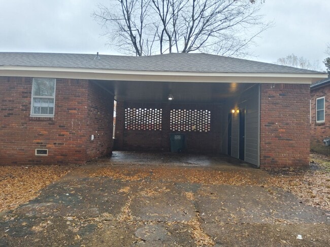 Building Photo - Picturesque Home Worth Checking Out