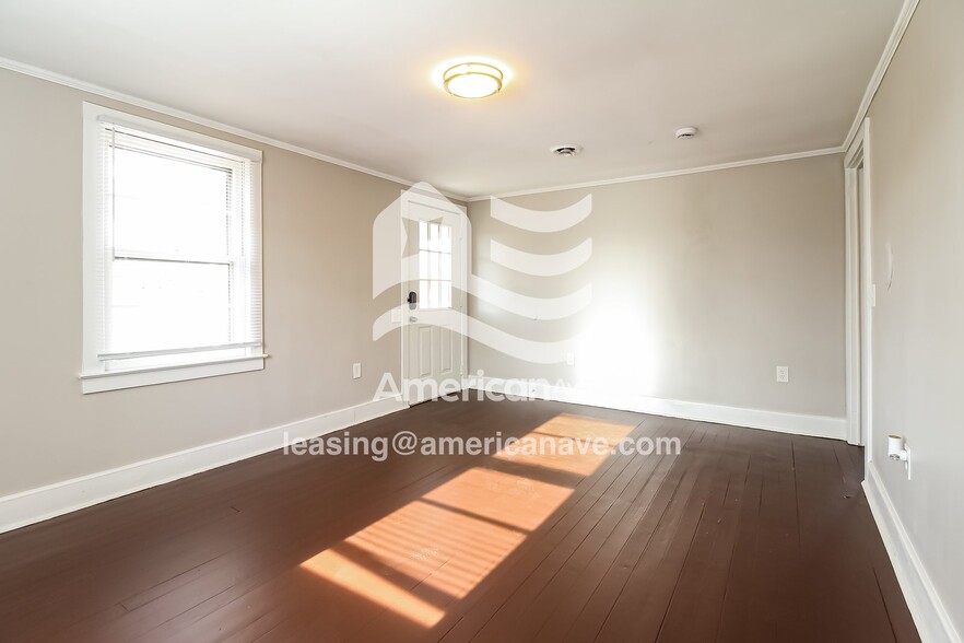 Building Photo - 202 Oak St