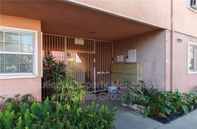 Building Photo - 930 E 1st St