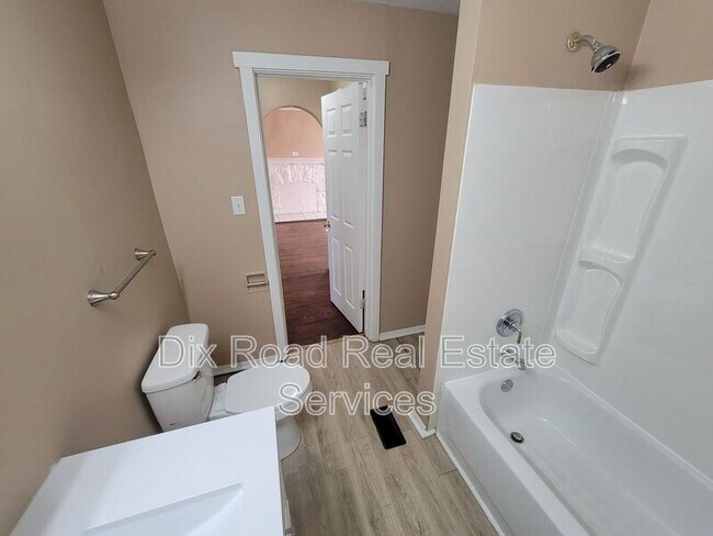 Building Photo - 109 N Decker Ave