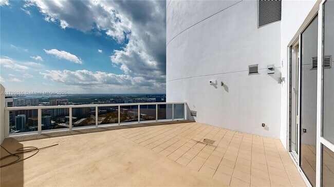 Building Photo - 18201 Collins Ave