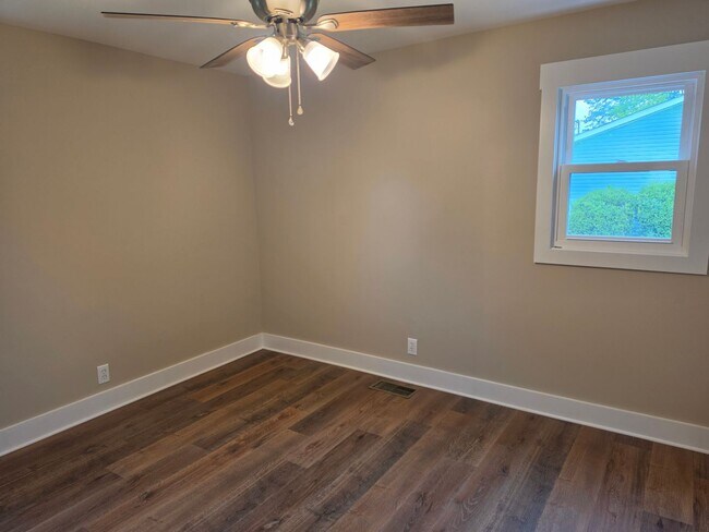 Building Photo - 3 Bedroom, 2 Bath home.