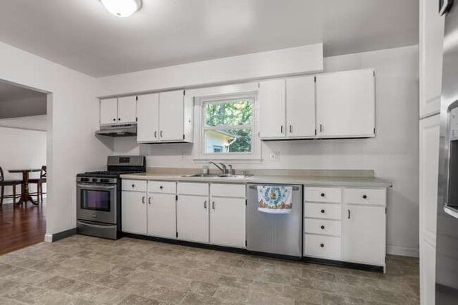Building Photo - 2305 Glenoak Dr