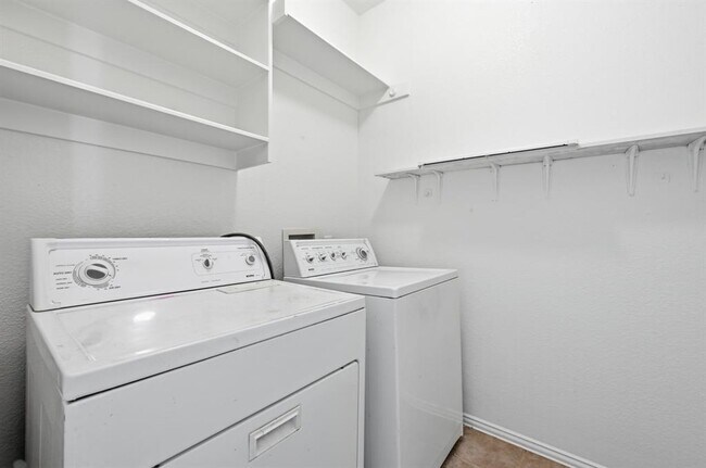 Building Photo - 1665 Amberwood Loop