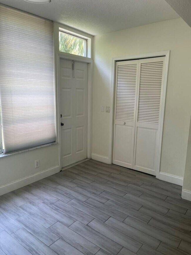 Building Photo - 2820 SW 22nd Ave