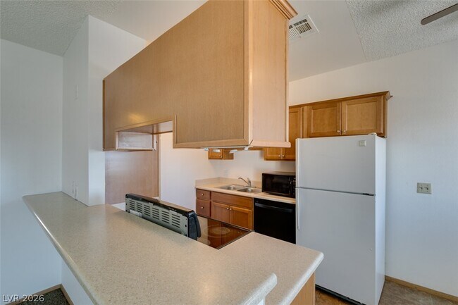 Building Photo - 525 Fir St