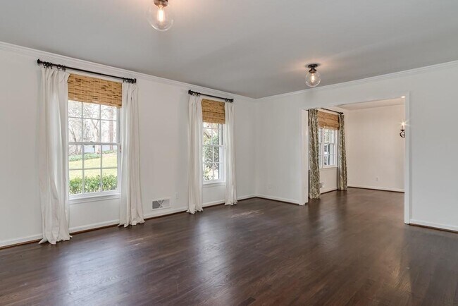 Building Photo - 4601 Club Cir NE