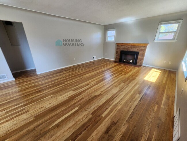 Building Photo - Beautiful single family home just minutes from Argonne and Upriver Drive!