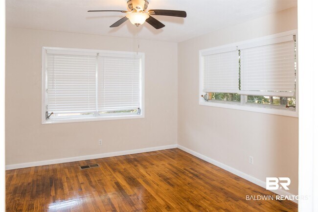 Building Photo - 7099 Pinehill Rd