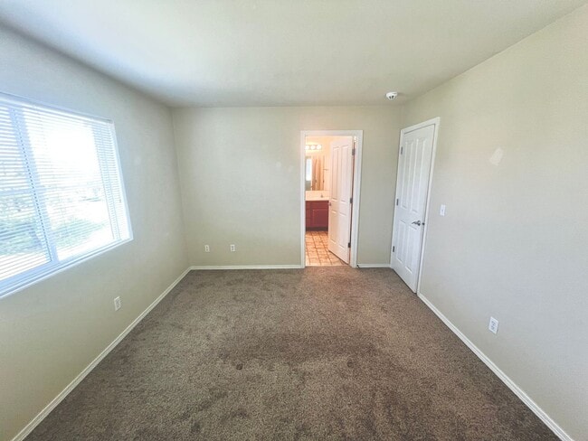 Building Photo - Spacious Condo Available Now!