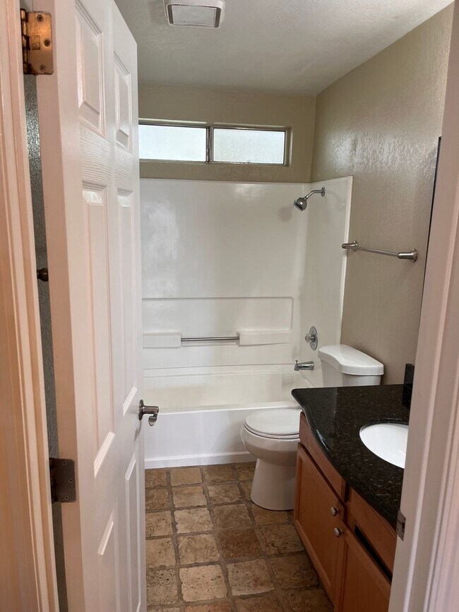 Building Photo - 2 Bedroom 2 Bathroom Condo Close to Freeway, Schools & Shopping