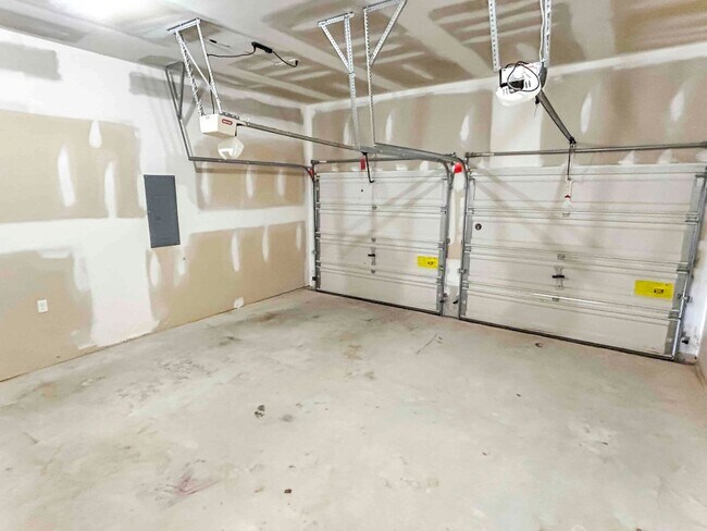 Building Photo - Fantastic 3 BR/2.5 BA Traditional on Full Unfinished Basement in Austell!