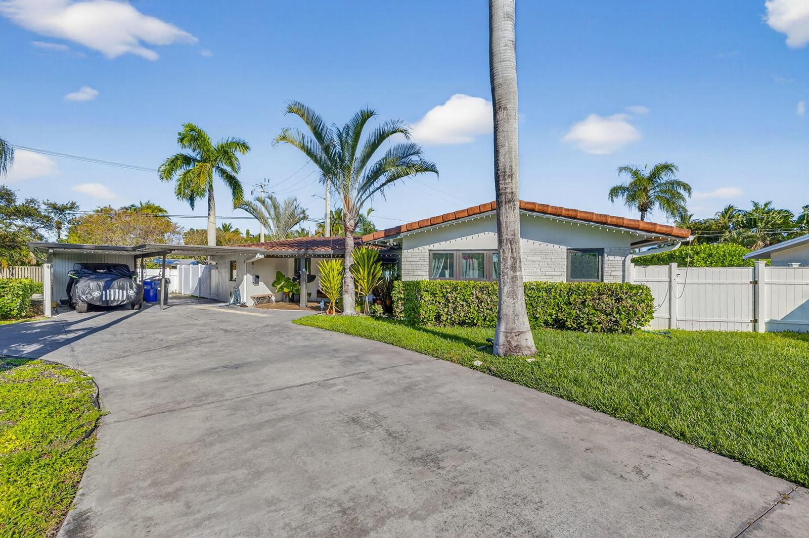 Building Photo - 2601 NE 8th Ct