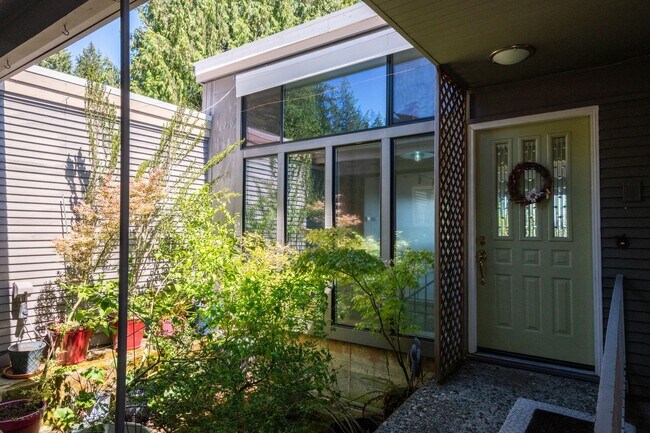 Building Photo - Exceptional Bellevue Home | Lake Sammamish Views | 5 Bed | 3 Bath | 3,380 Sq Ft