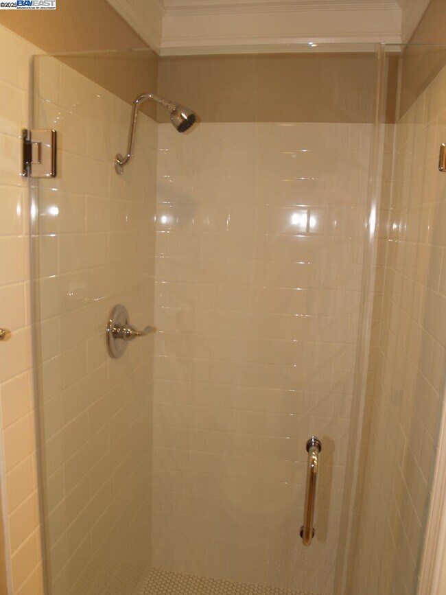 Building Photo - 647 Doral Dr