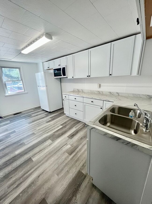 Building Photo - May 2026 Move In — 2 bedroom Single Family...