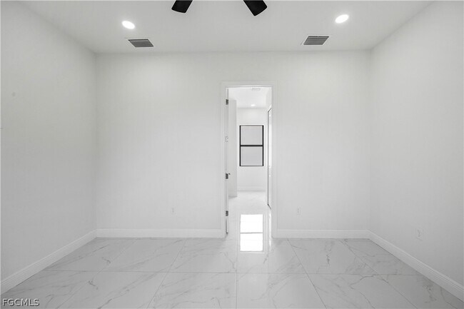 Building Photo - 744 Oakridge Ave S