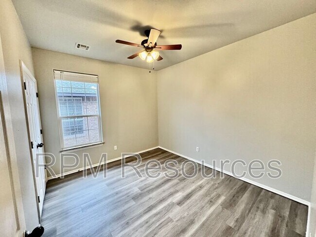 Building Photo - 113 Bison Ct Way