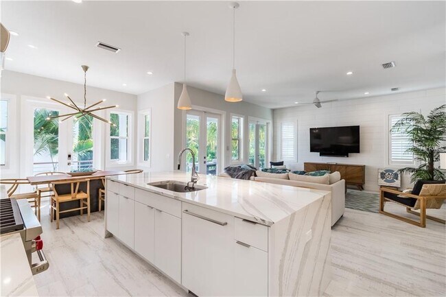 Building Photo - 580 Broadway St