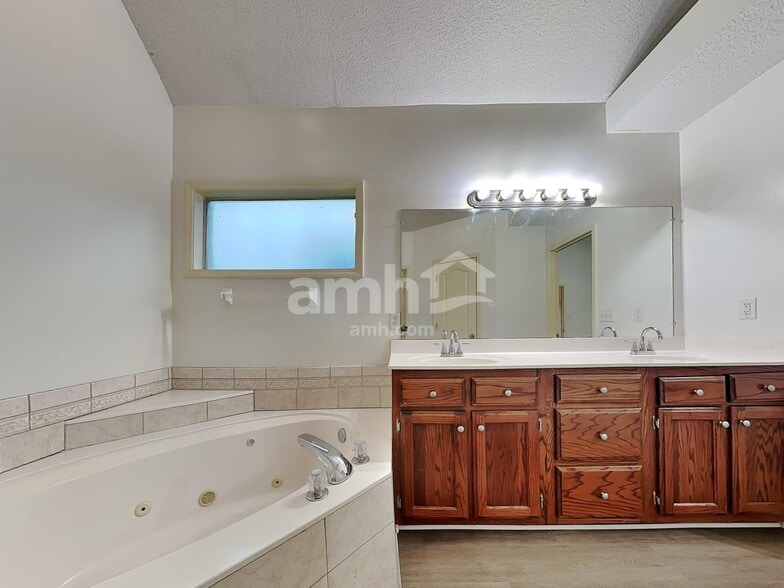 Building Photo - 6377 Braybourne Main