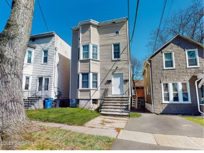 Building Photo - 23 Bonheim St