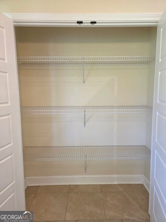 Building Photo - 516 Hide-A-Way Lk Lp