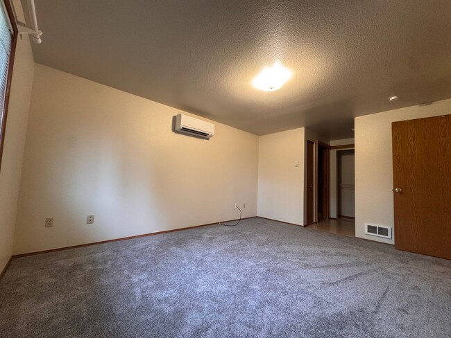 Building Photo - Country Living