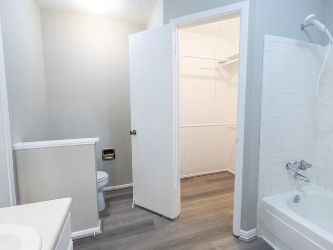 Building Photo - 6542 Bridgegate Dr