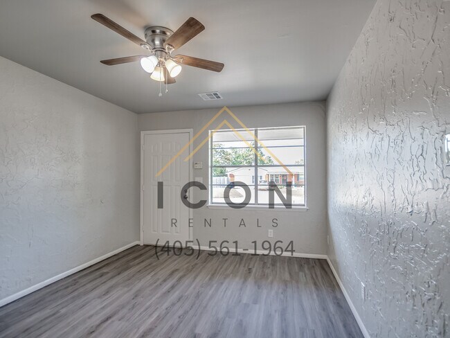 Building Photo - 320 E Cedar Ln