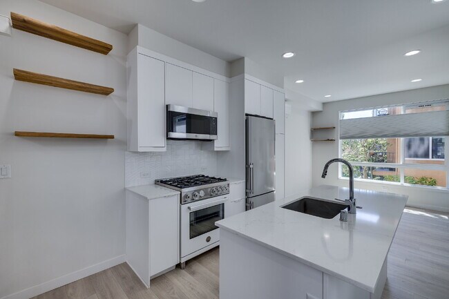 Building Photo - Luxury Capitol Hill Townhome Available Now!