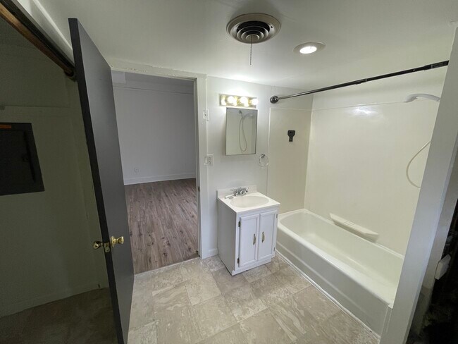 Building Photo - 4 Elm Ave