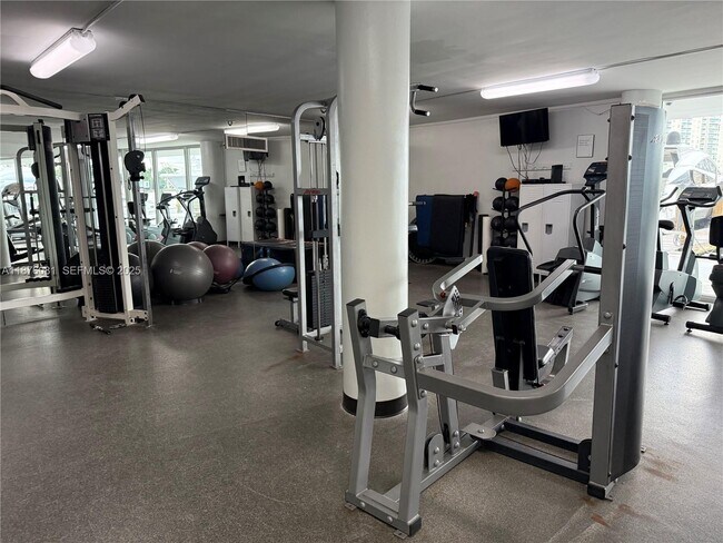 Building Photo - 900 Bay Dr