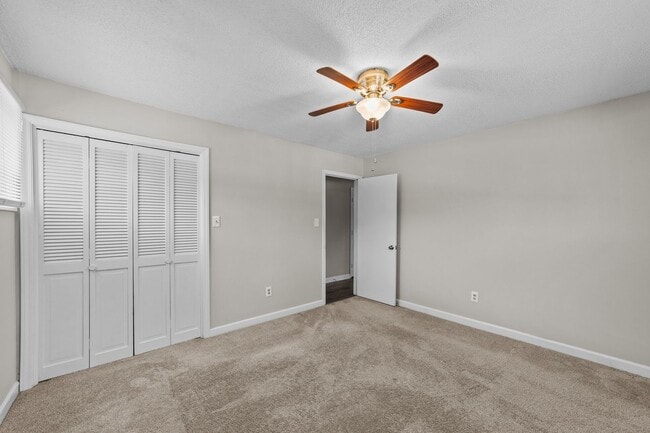 Building Photo - Updated Two Bedroom near Downtown Smithfie...