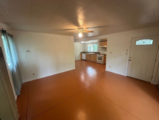 Building Photo - 2 BR w/ Bonus Room/Office