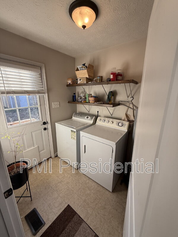 Building Photo - 1041 Greenview Dr