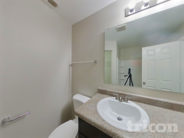 Building Photo - 2887 Beethoven Ave