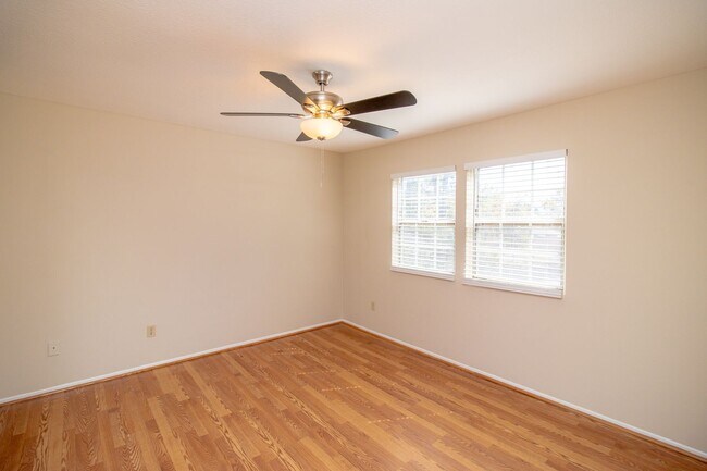 Building Photo - 932 Oak Glen Ln