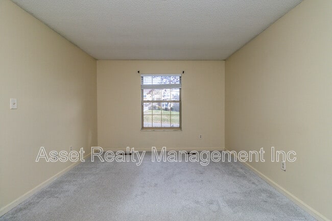 Building Photo - 1405 Wenlock Rd