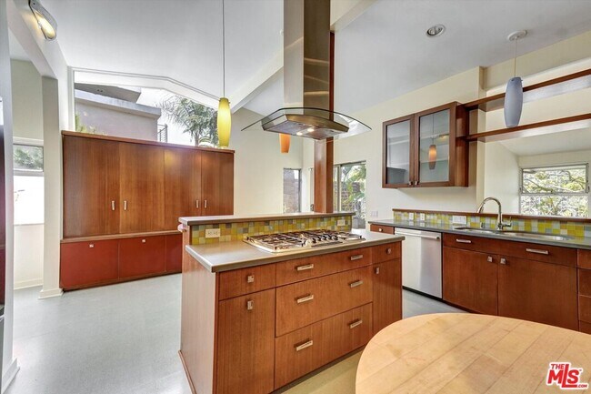 Building Photo - 2755 Carmar Dr