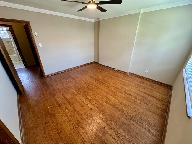 Building Photo - 2 Bedroom - Grandview Area