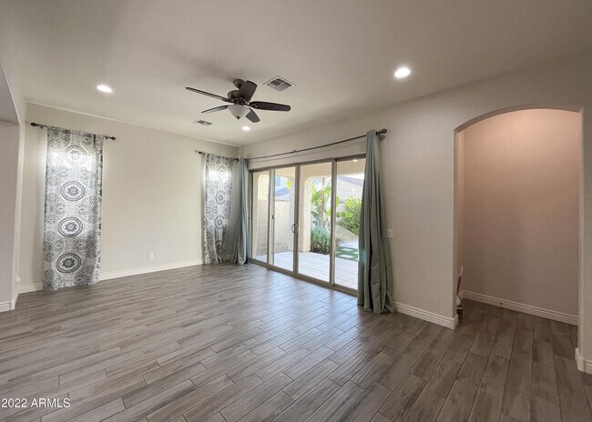 Building Photo - 2902 E Ebony Dr