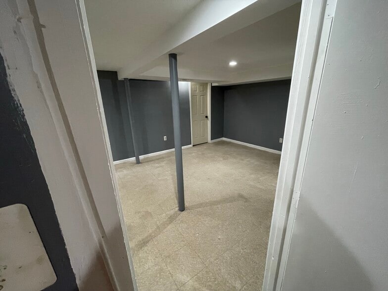 Building Photo - 216 Carnation Ct