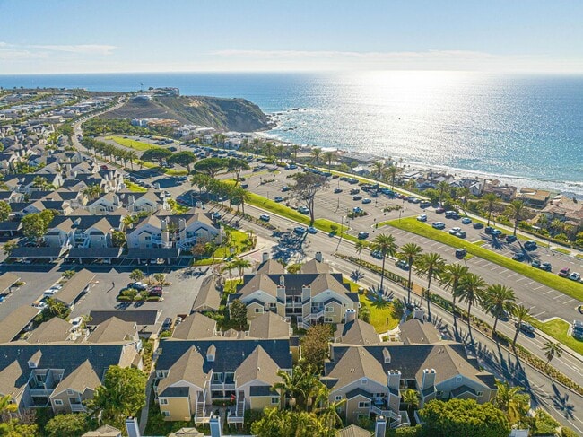 Building Photo - Remodeled 2 Bed, 2 Bath Condo with Ocean V...