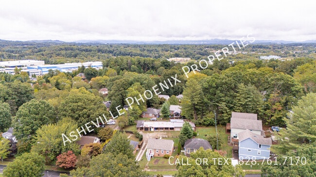 Building Photo - 10 Enka Oak St