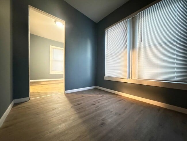 Building Photo - 3BR Single-Family Home with Basement & Off-Street Parking