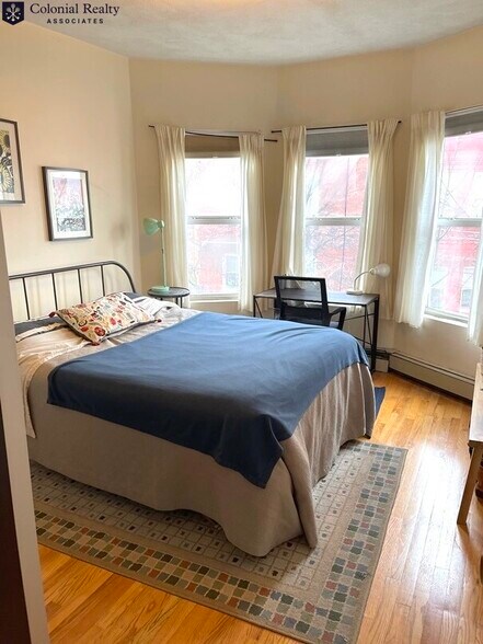 Primary Photo - 122 Berkshire St